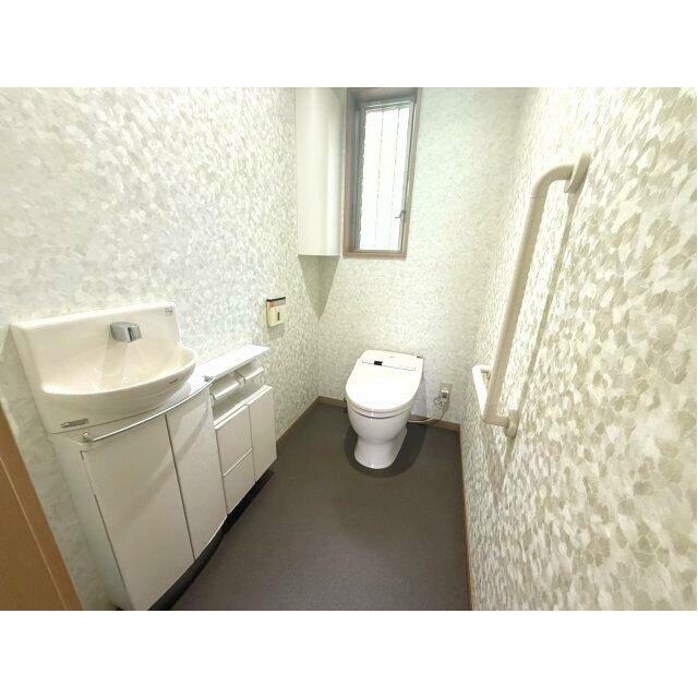 落ち着いた色調のトイレです