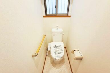 1階トイレ：便器・温水洗浄便座を新調済み。1・2階両方にトイレがあり朝の混雑時もスムーズに。
