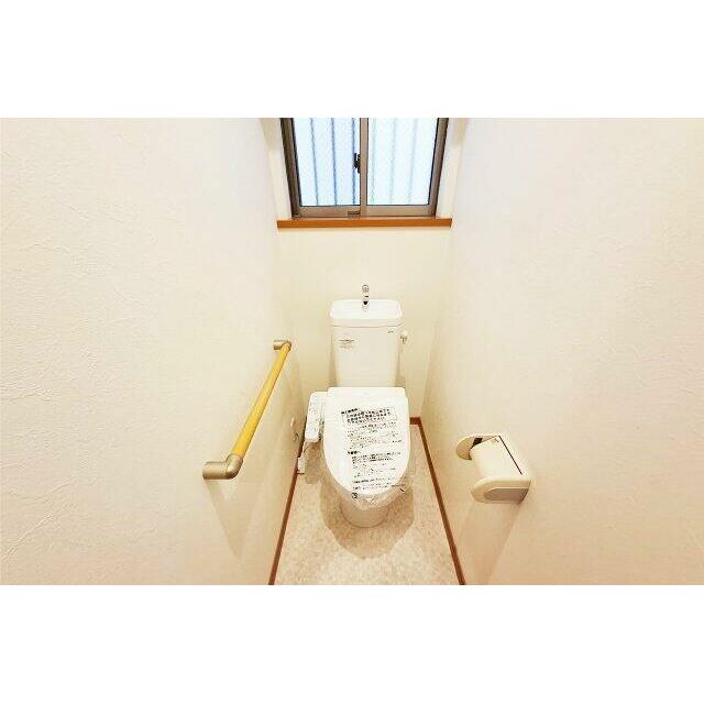 1階トイレ：便器・温水洗浄便座を新調済み。1・2階両方にトイレがあり朝の混雑時もスムーズに。