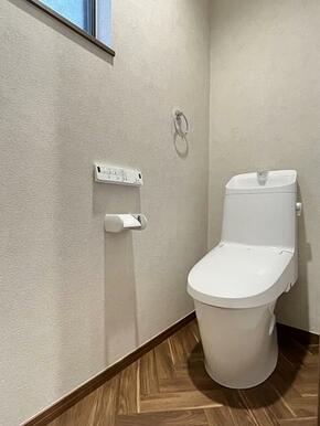 「1階トイレ」新品交換し、クッションフロアやクロスも張り替えております。