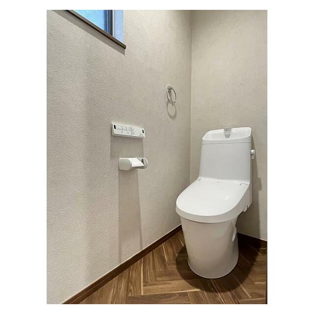 「1階トイレ」新品交換し、クッションフロアやクロスも張り替えております。