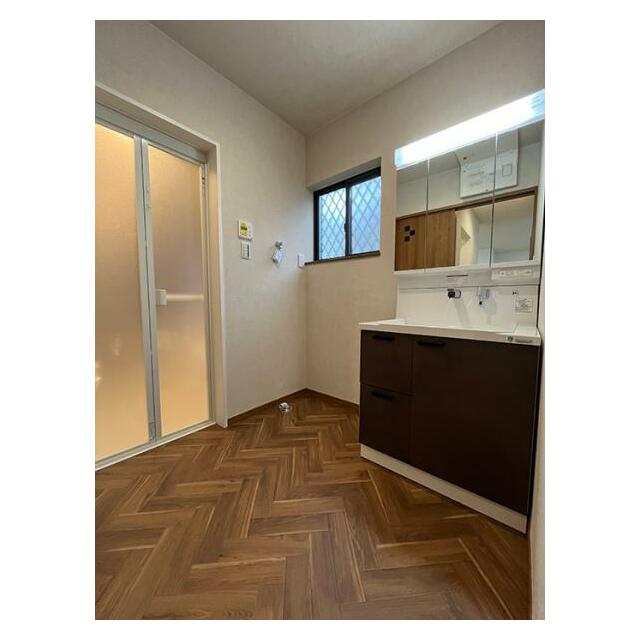 「脱衣所」シャワー付き全面台に新品交換しております。