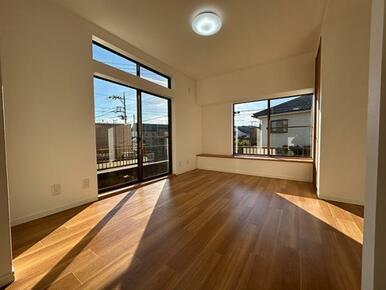 「LDK」明かりの差し込むリビングです