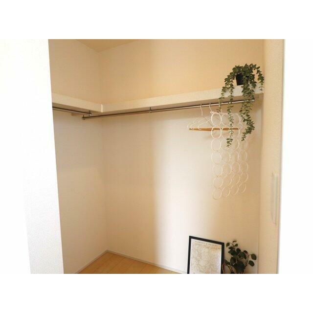 主寝室横のWICで収納力も確保