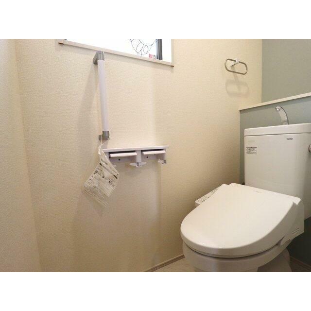清潔感のあるトイレ空間。窓付きで換気もしやすい設計です。