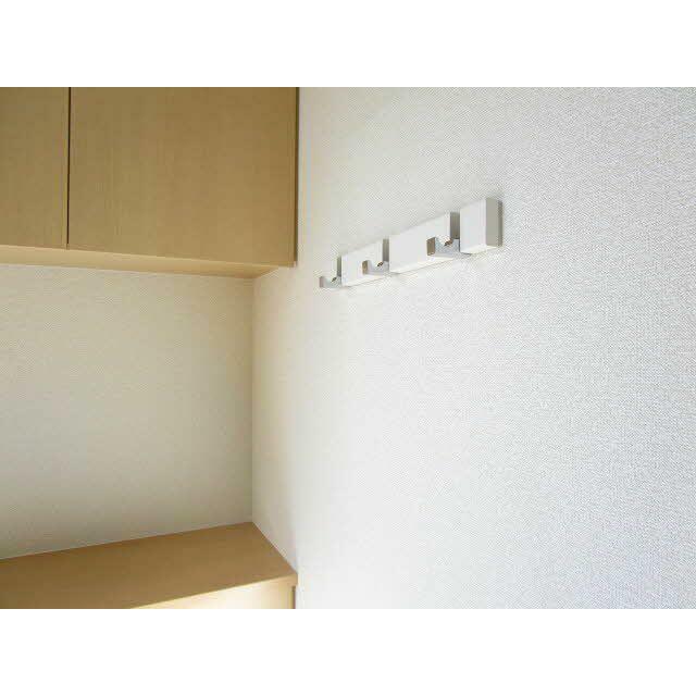 玄関にはコート等をかけられるフック付きです。