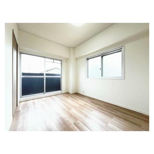 北側洋室　東側に窓があり日当たり良好