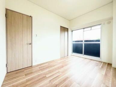 北側洋室　バルコニーから南側バルコニーまで開けると風が通ります。