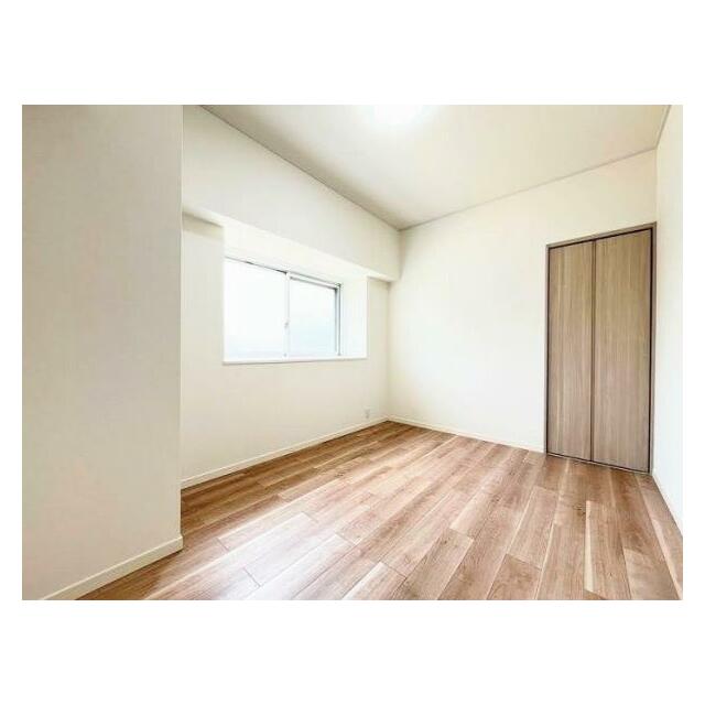 東側洋室　収納と窓あり。