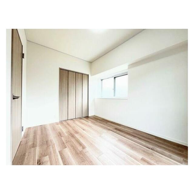 南側洋室　クローゼットあり、窓が二つあり、南向きで日当たり良好。
