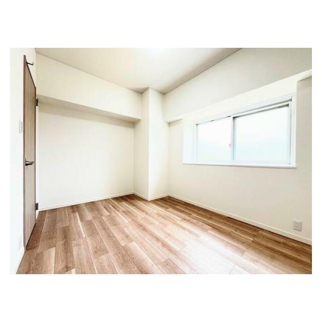 東側洋室　窓と収納あり。