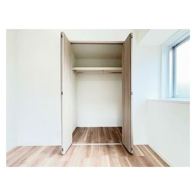 南側洋室　クローゼット　ハンガーをかけられます。