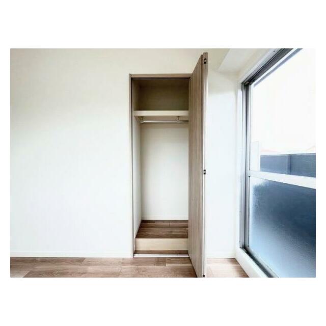 北側洋室　収納　ハンガーをかけられます。