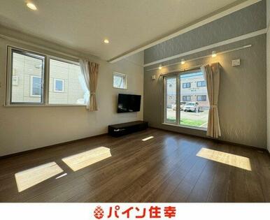 南側に窓が集まっておりますので、午前～お昼が特に日当たり良好♪
