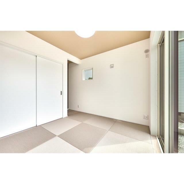 客間としても便利な和室には押入れ付き。使い勝手が良く、暮らしの幅が広がる心地よい空間です。
