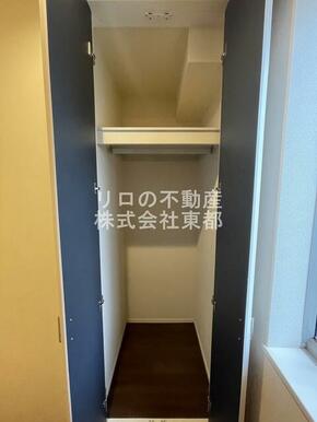 間口・奥行もあるパイプハンガー付収納です♪
