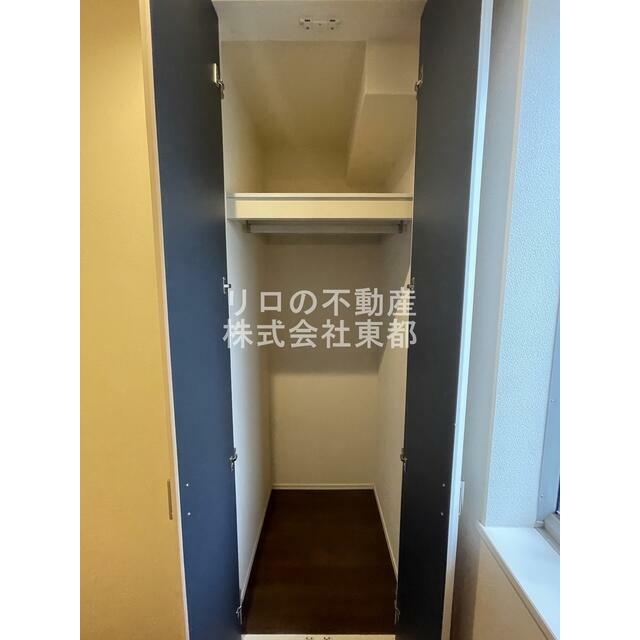 間口・奥行もあるパイプハンガー付収納です♪