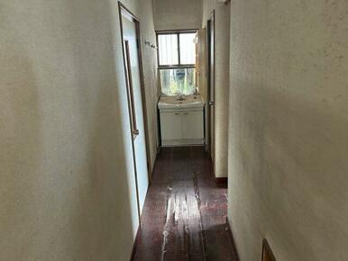 独立洗面化粧台が付いています