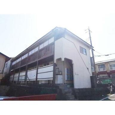 閑静な住宅街に立地