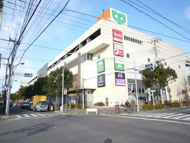 ＭＩＮＡＮＯ　駅南口のショッピングセンター。サミットストア・スシローなど１９店舗