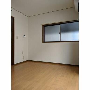 こちらの窓にもシャッターついてます