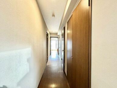 各部屋へのアクセスもスムーズで、生活動線がしっかり確保されているのが魅力。フローリングと扉も落ち着い