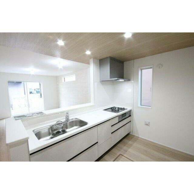 広々キッチンに3口コンロにグリル付き