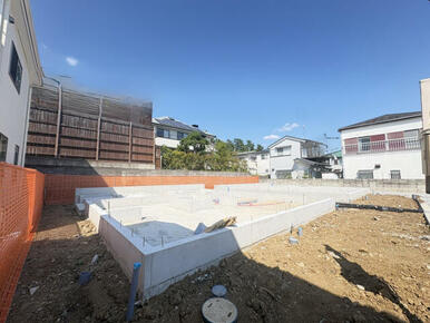 小田急小田原線「鶴川」駅までバス7分バス停「鶴川3丁目」まで 徒歩3分