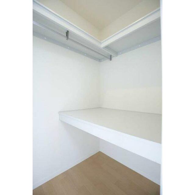 中段付きのウォークインクローゼット