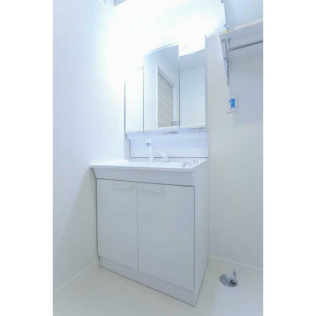 三面鏡付きの洗髪洗面化粧台