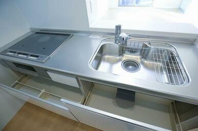 キッチンは対面型、ＩＨ３口です。