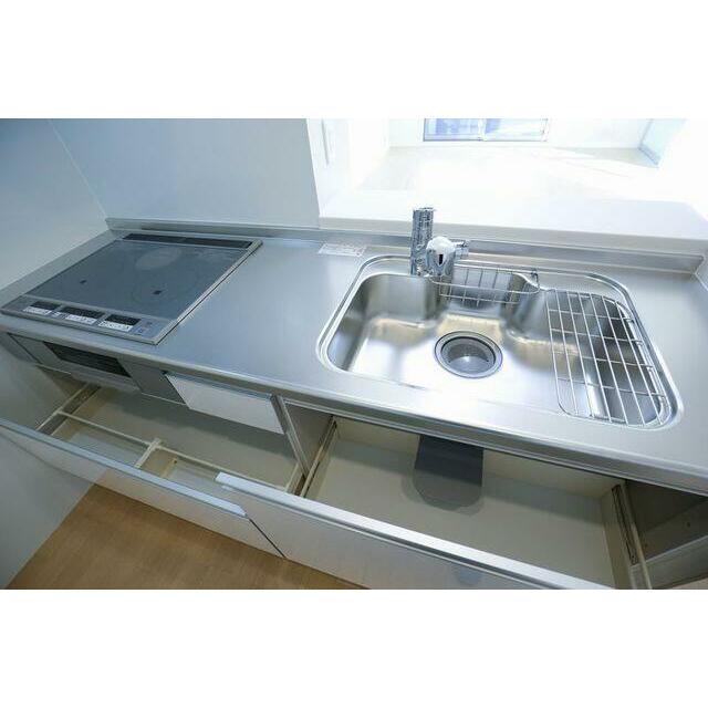 キッチンは対面型、ＩＨ３口です。