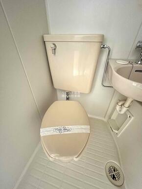 白を基調とした空間で清潔感のあるトイレです♪