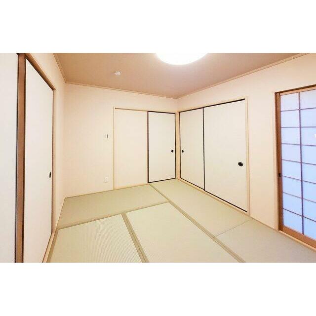 和室：入口と押入の襖を貼替済み。