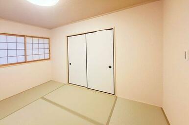 和室：壁・天井クロス・障子を貼替え、畳の表替えを施し済み。