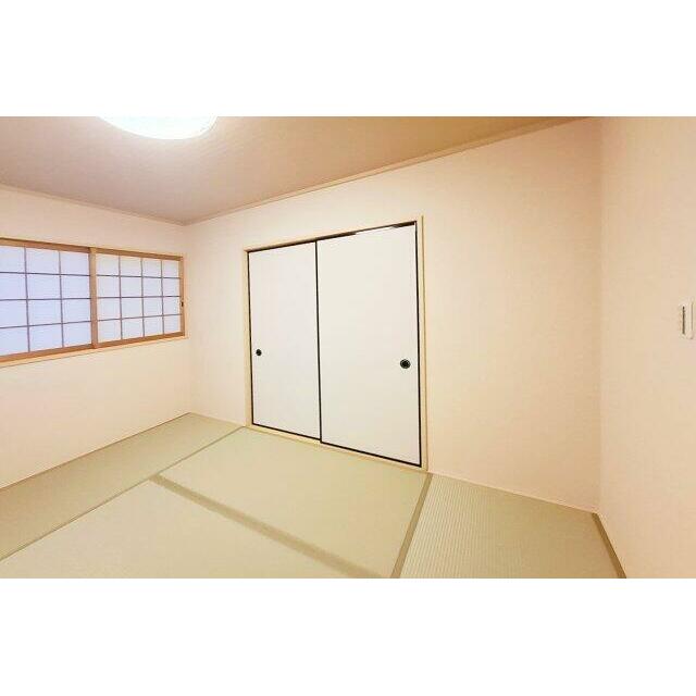 和室：壁・天井クロス・障子を貼替え、畳の表替えを施し済み。