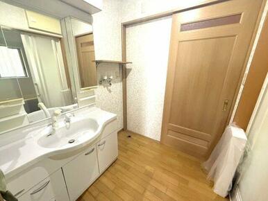 ゆったりとスペースのある洗面所