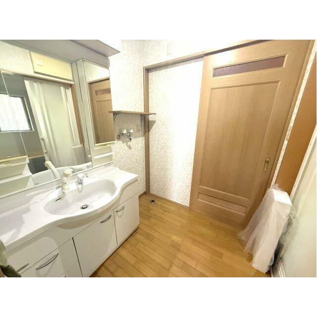 ゆったりとスペースのある洗面所