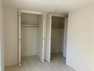 空間の使い方はいろいろ。服だけでなくさまざまなアイテムの収納にも◎（2号棟）