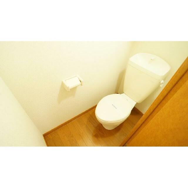 明るい色調でリラックスできるトイレ