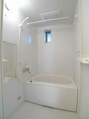 白を基調とした清潔感のある浴室☆　浴室暖房乾燥機が設置されております♪