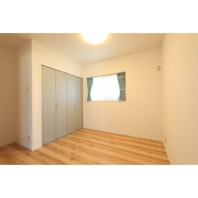 各居室には収納を完備。どのお部屋も明るい光が差し込みます