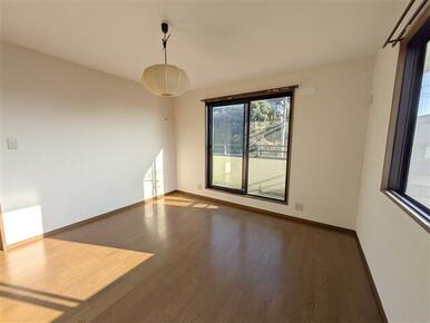 2F洋室です。1F同様、明るいお部屋です。