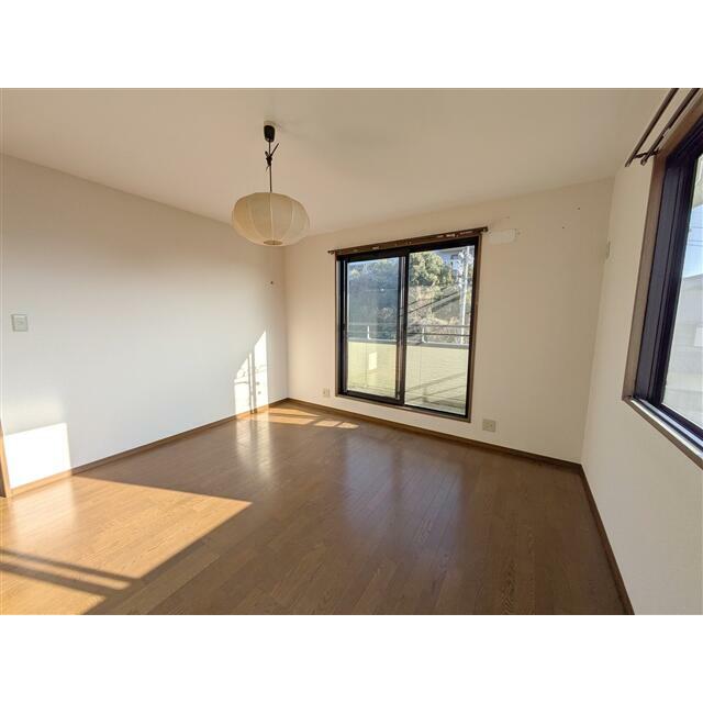 2F洋室です。1F同様、明るいお部屋です。