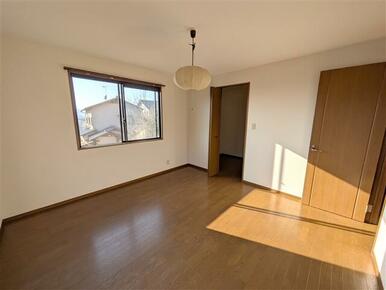 2F洋室です。1F同様、明るいお部屋です。