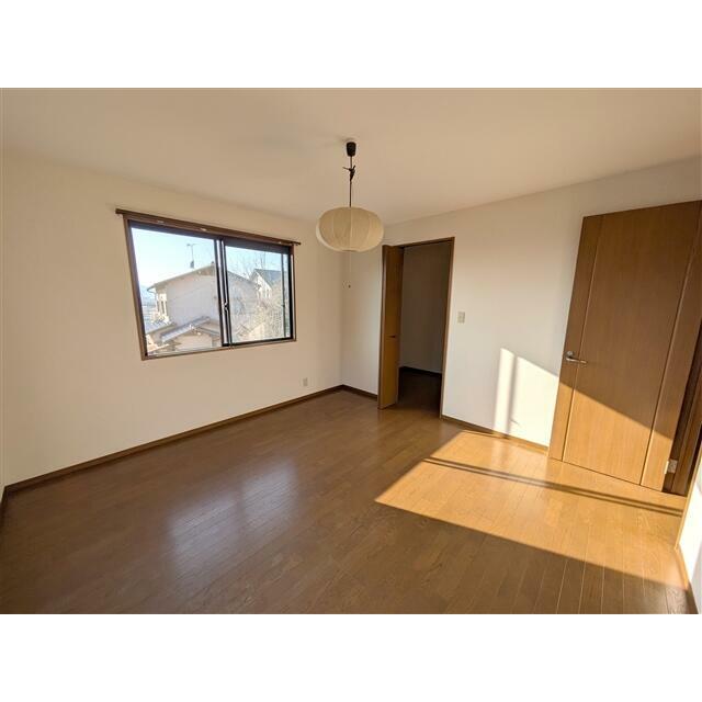 2F洋室です。1F同様、明るいお部屋です。