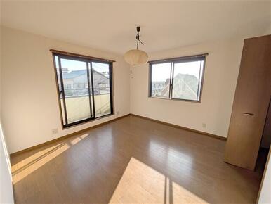 2F洋室です。1F同様、明るいお部屋です。