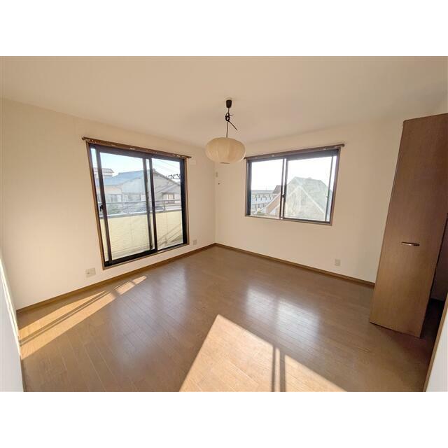 2F洋室です。1F同様、明るいお部屋です。