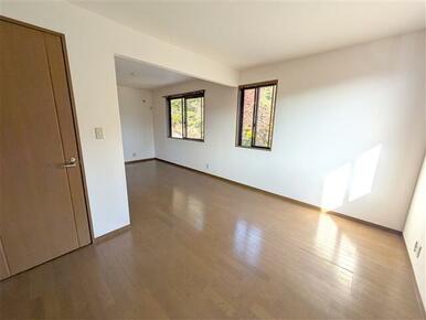 2F洋室です。中間を区切ることで、2部屋の子供部屋に模様替えできます。