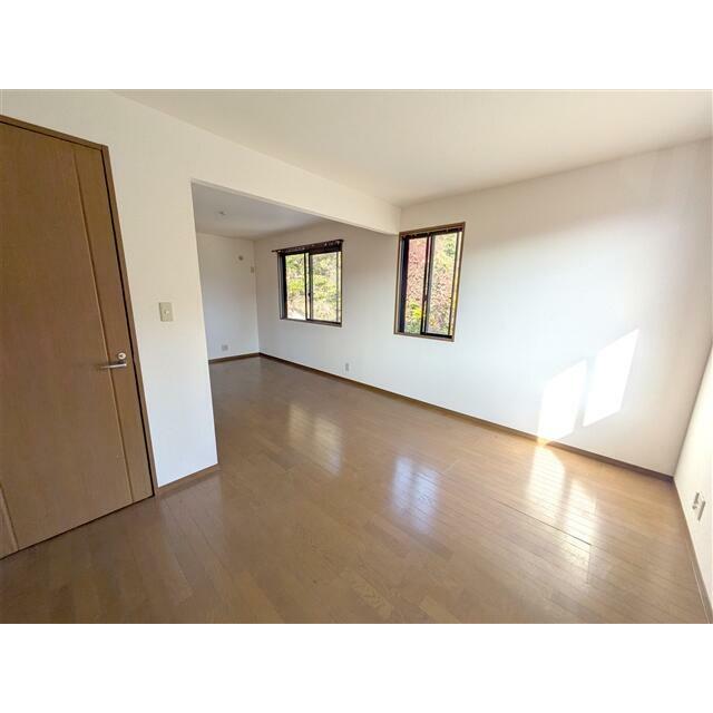 2F洋室です。中間を区切ることで、2部屋の子供部屋に模様替えできます。